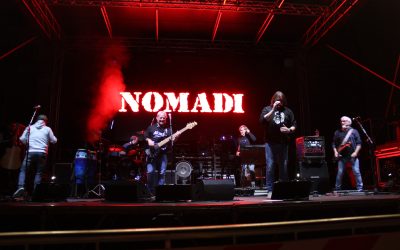 Un grande pubblico in piazza Mattei per i Nomadi