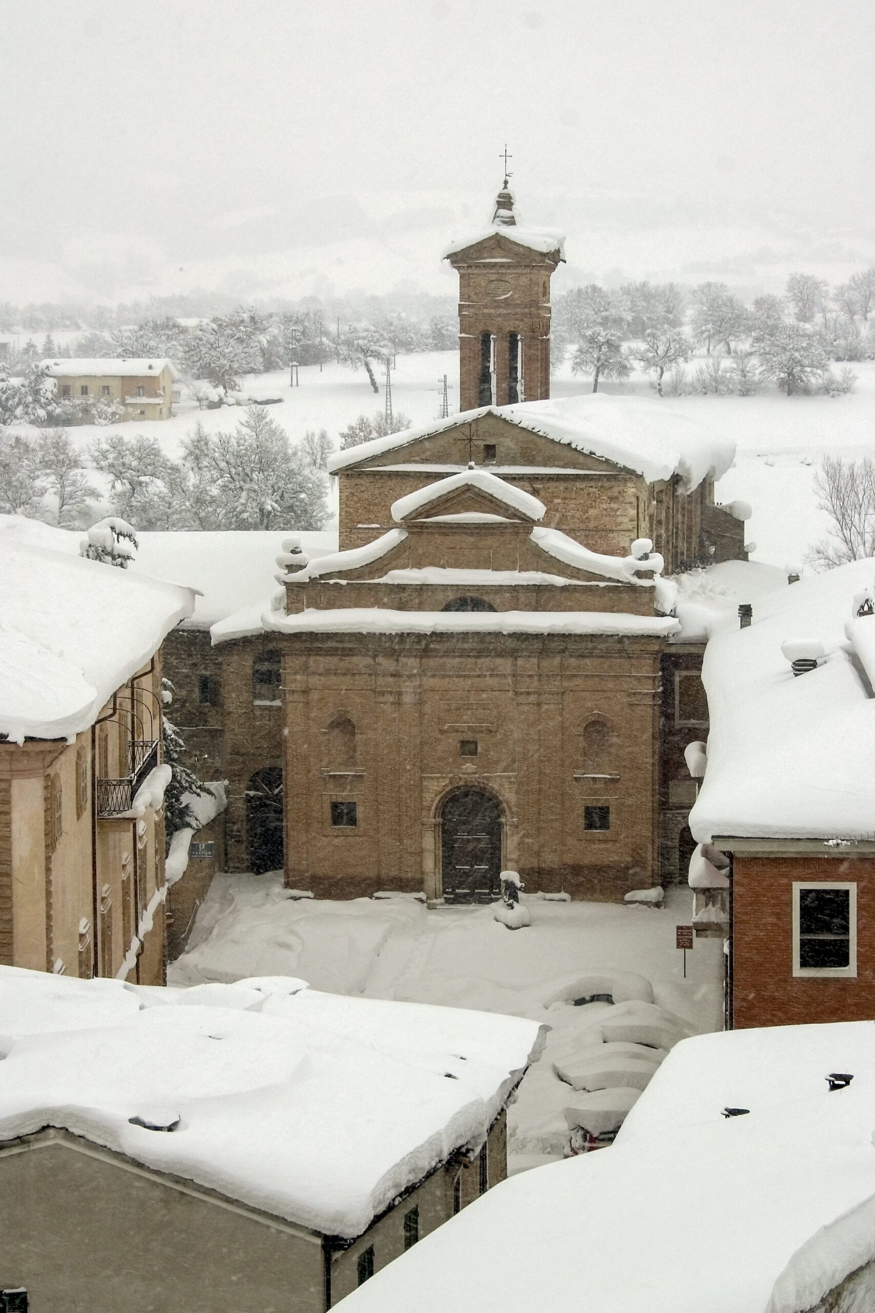 La chiesa di San Francesco a Matelica sotto la neve