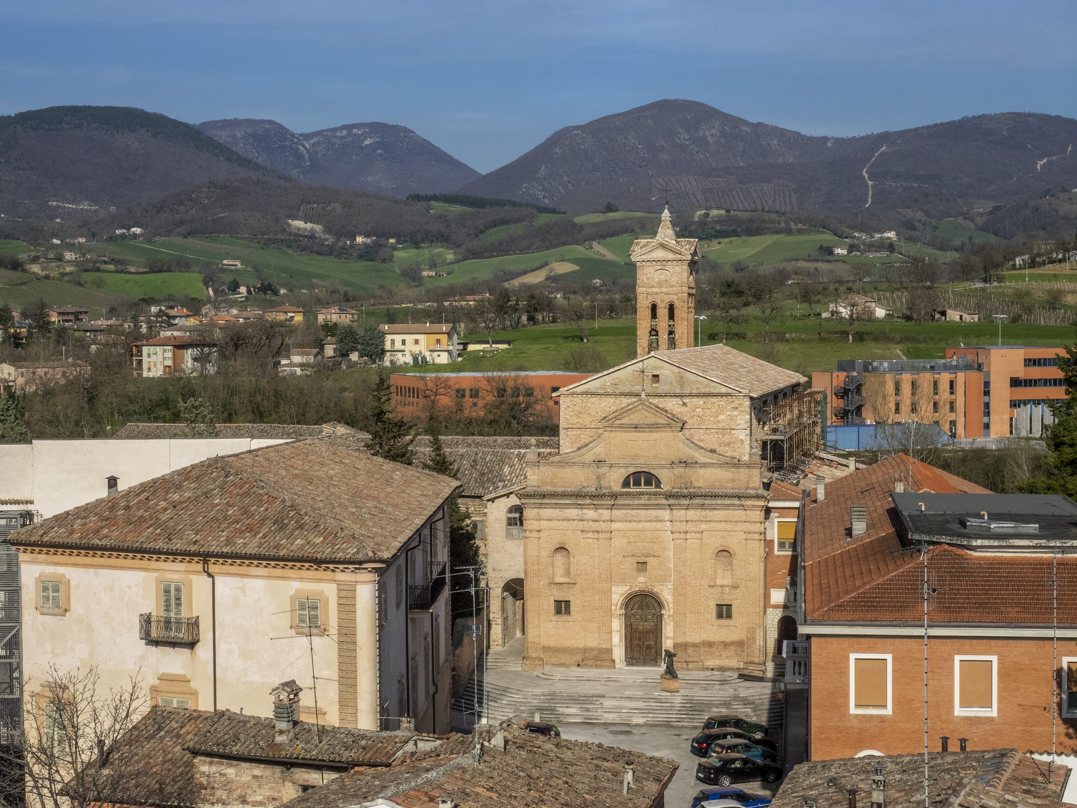 Chiesa di San Francesco con i Monti Sibillini sullo sfondo