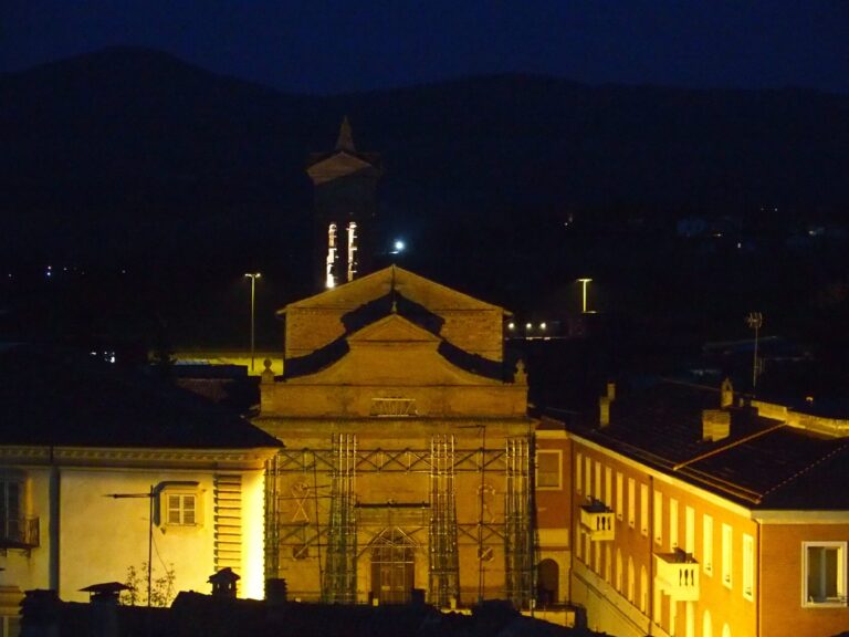 Il cantiere di restauro della chiesa illuminato di notte