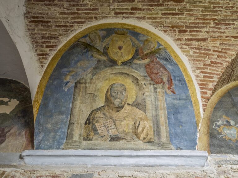 Frammento di affresco raffigurante un santo